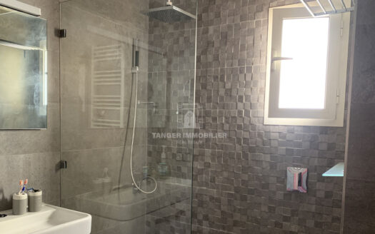 Bel appartement semi-meublé en centre-ville (Tanger)